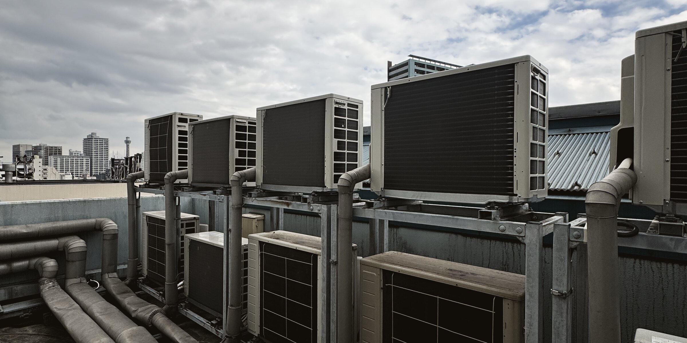 屋上に並ぶ業務用空調の室外機
