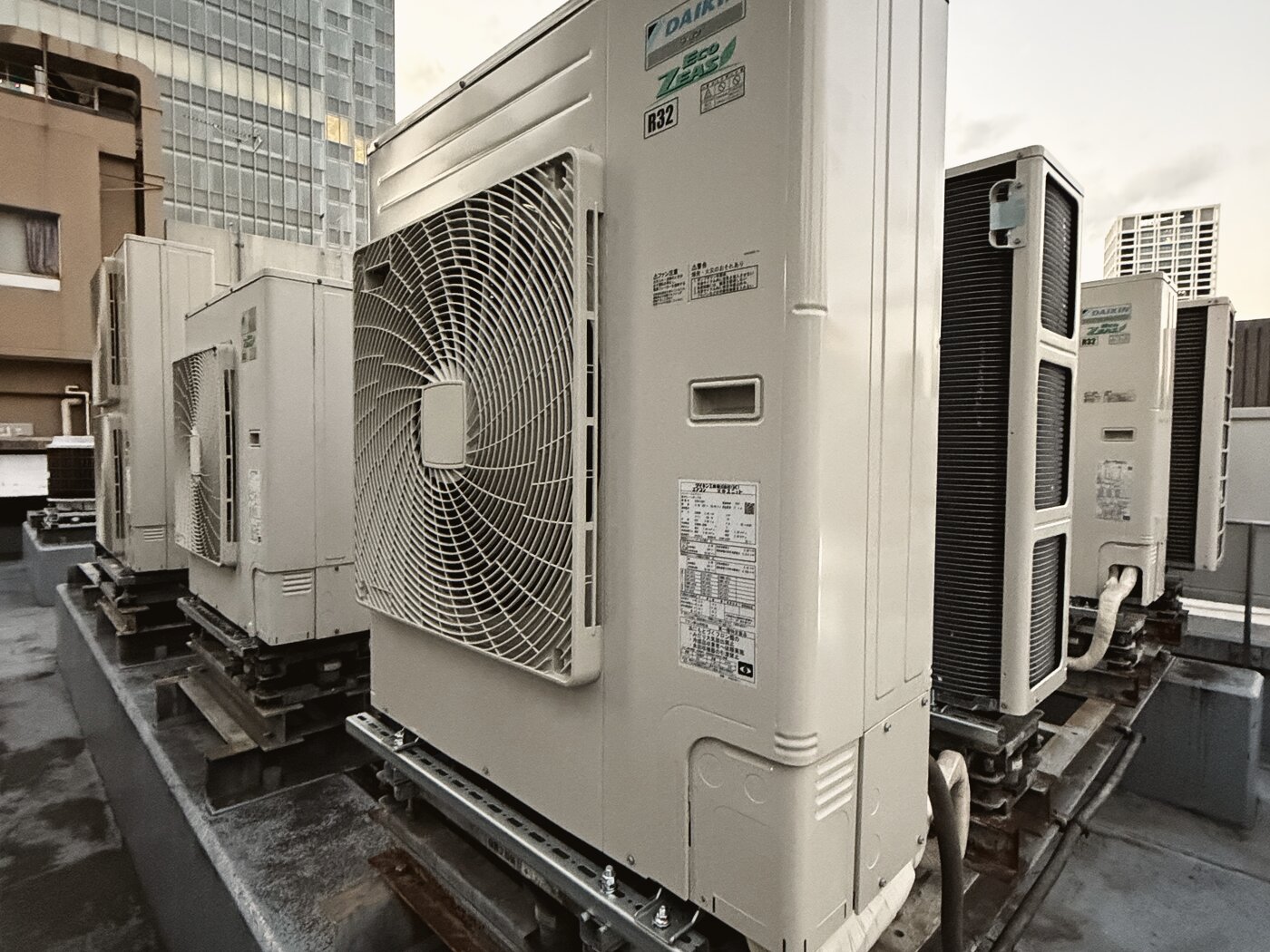 屋上に並ぶ室外機