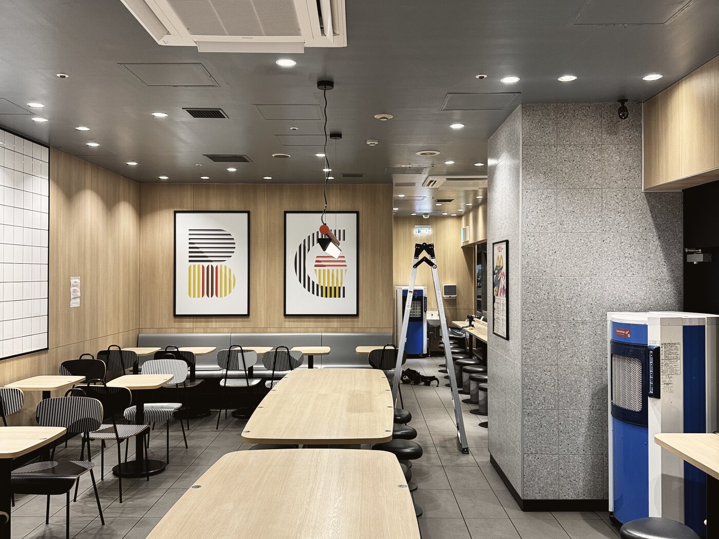 店舗内の天井エアコンと照明