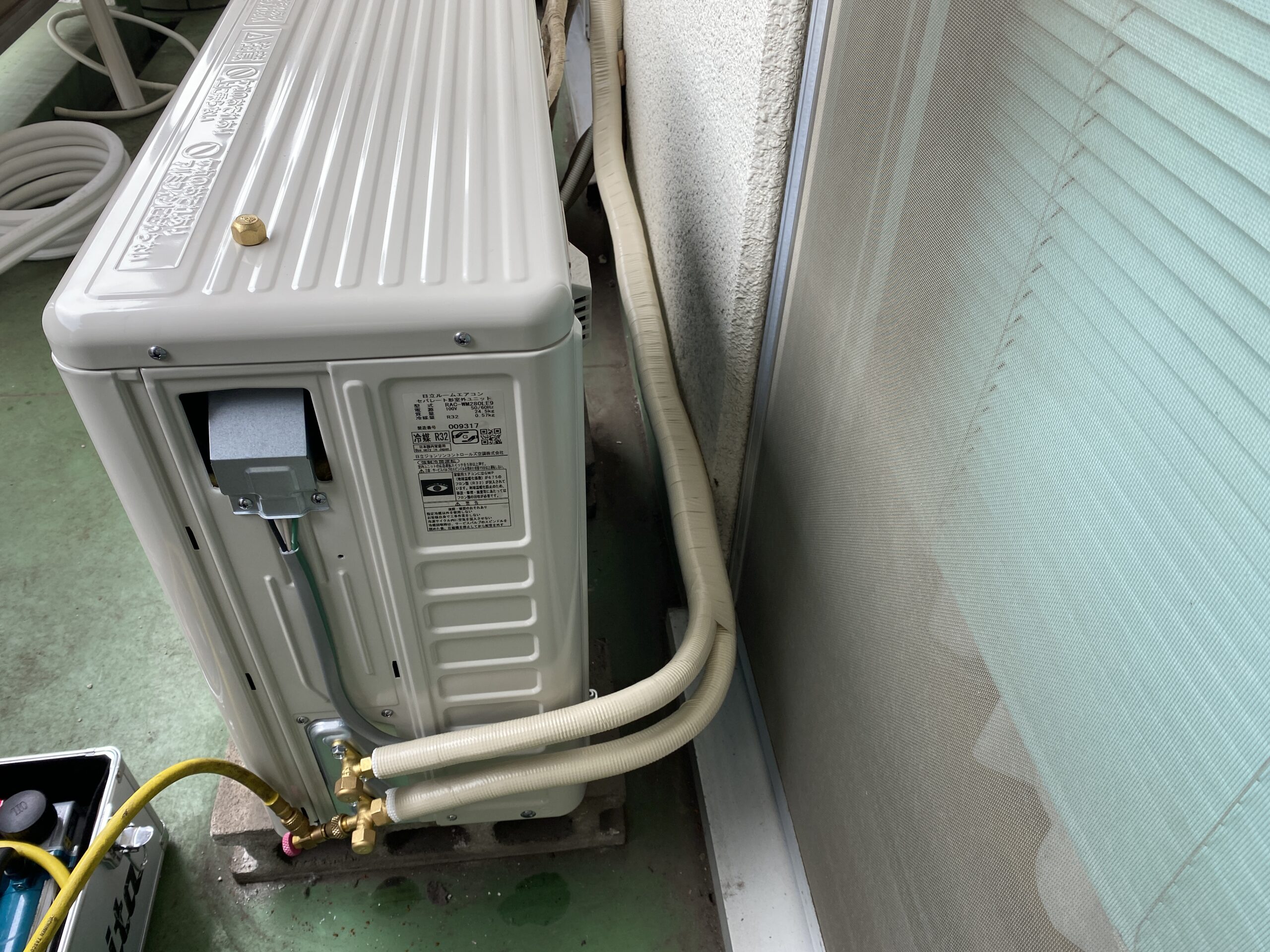 室外機の配管接続部と作業用のホース